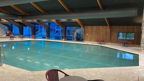 a large swimming pool in a large building at Stacaravan op 5 Sterren Vakantiepark De Kuilart Friesland aan het Meer met Zwembad 5P 237 in Koudum