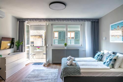 niewielka sypialnia z łóżkiem i oknem w obiekcie Home sweet Home w Budapeszcie