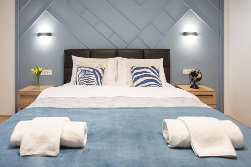 1 dormitorio con 1 cama grande y 2 almohadas en Design 1BDR Loft near Kvaternik Square en Zagreb
