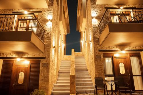 Una escalera en un edificio por la noche con luces en Villas Lirtzis, en Taxiarchis