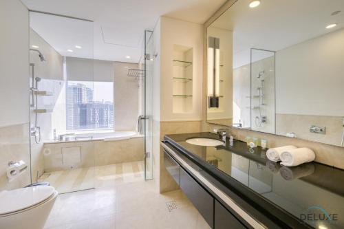 Koupelna v ubytování Upscale Studio at The Address Residences Dubai Marina by Deluxe Holiday Homes