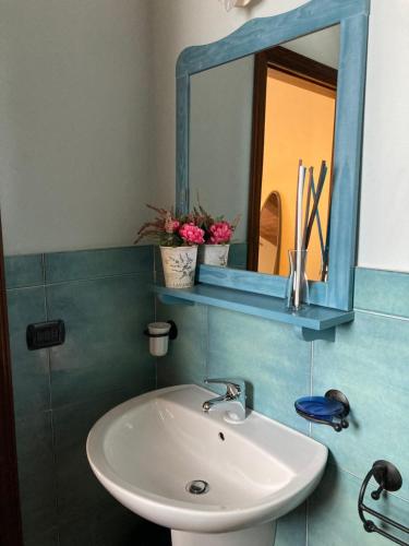 W łazience znajduje się umywalka i lustro. w obiekcie La Busca Country House w mieście Monte Benedetto