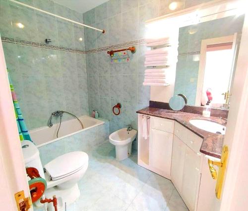 uma casa de banho com um WC, um lavatório e uma banheira em CASA DEL HUEVO, 8 a 16 pers, RIOJA ALAVESA, a 15km de Logroño y Laguardia em Viñaspre