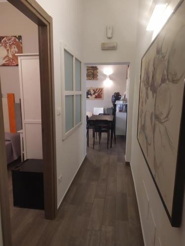 um corredor que leva a uma sala de jantar com uma mesa em Le Stanze em Bolonha