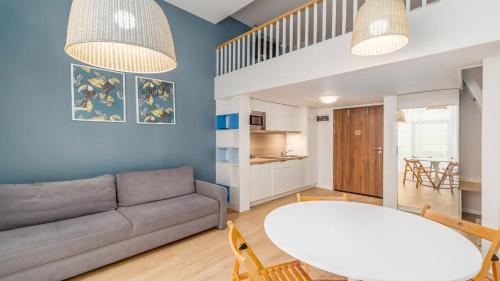 Posedenie v ubytovaní Holiday Home Aparthotel 009 z balkonem przy plaży
