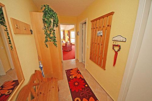 - un couloir d'une maison avec une porte et un tapis dans l'établissement Seepark Sellin - Haus Baabe - FeWo 432, à Sellin
