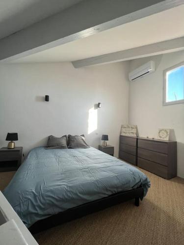 une chambre avec un grand lit et une fenêtre dans l'établissement 