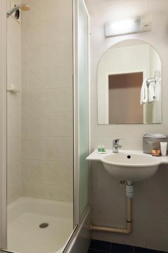 une salle de bain blanche avec un lavabo et une douche dans l'établissement B&B HOTEL Colmar Lumière, à Colmar
