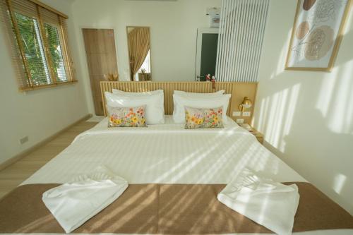 Postel nebo postele na pokoji v ubytování Saksiam Lakeside Resort