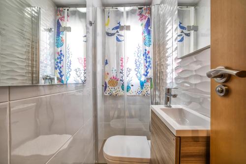 ein Bad mit einer Dusche, einem WC und einem Waschbecken in der Unterkunft Fleming, cómodo apartamento junto Mezquita y Judería in Córdoba