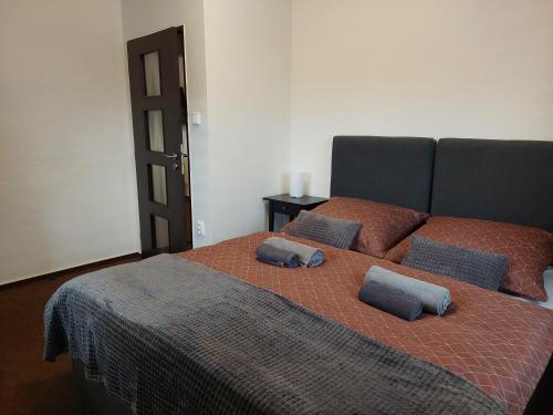 ein Schlafzimmer mit einem großen Bett mit zwei Kissen darauf in der Unterkunft Apartmán 85 in Černý Důl
