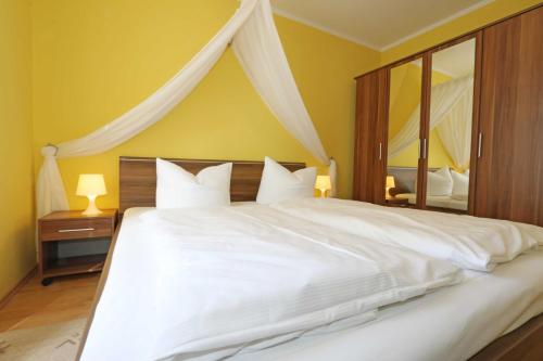 オストゼーバート・ゼリンにあるVilla Lena - Ferienwohnung 03 mit Balkonのベッドルーム(大きな白いベッド、大きな鏡付)
