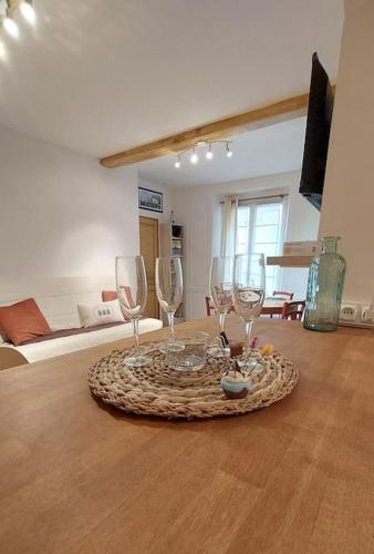 - un salon avec une table et des verres à vin dans l'établissement Les petits maillots / Hyper centre / 4 voyageurs, à Dieppe