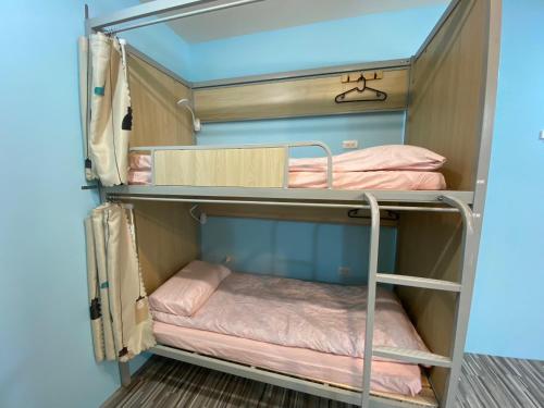a bunk room with bunk beds in it at Yo Yo Dive in Xiaoliuqiu