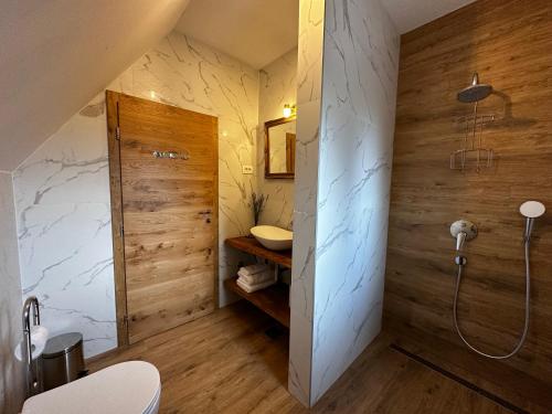 y baño con ducha y lavamanos. en Boutique Villa Pearl of Plitvice, Plitvice Lakes, en Plitvica Selo