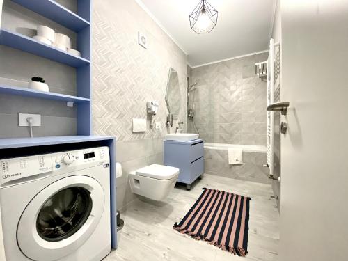 bagno con lavatrice e servizi igienici di Unique Apartment a Braşov