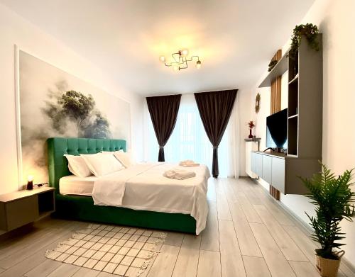 una camera con letto verde e TV di Unique Apartment a Braşov