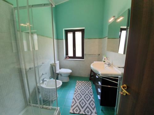 Appartamento - Plemmirio في سيراكوزا: حمام مع مرحاض ومغسلة ودش