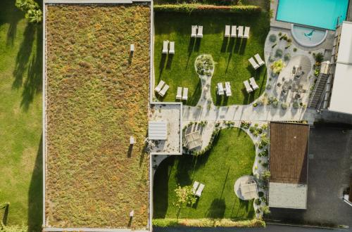 an overhead view of a yard with grass and trees at Hotel Der Heinrichshof in Lagundo