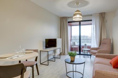 een woonkamer met een bank en een tafel bij Twenty Business Flats Lille - Bayard in Lille