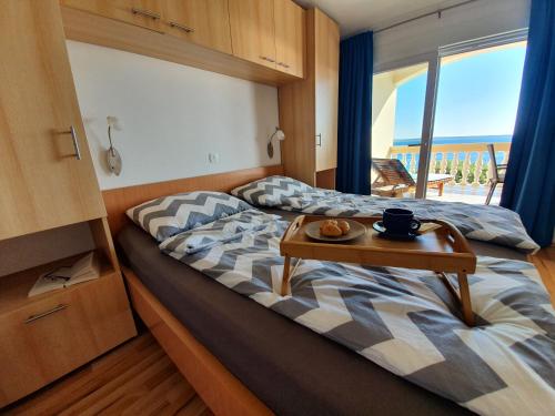 Un dormitorio con una cama con una mesa. en Comfortable family apt Iris 20m from beach in Mandre, en Mandre