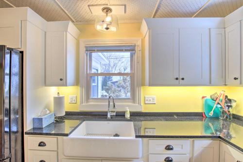 een keuken met een wastafel en een raam bij Green Lake Vacation Home with Screened Porch! in Green Lake