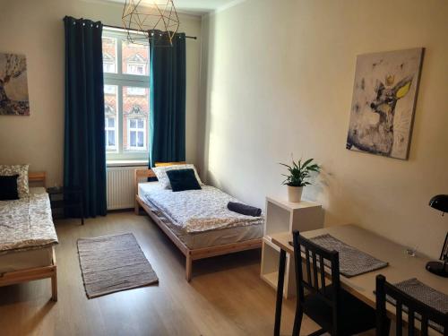 sala de estar con sofá y mesa en Lemuria Hostel Wrocławska centrum en Legnica