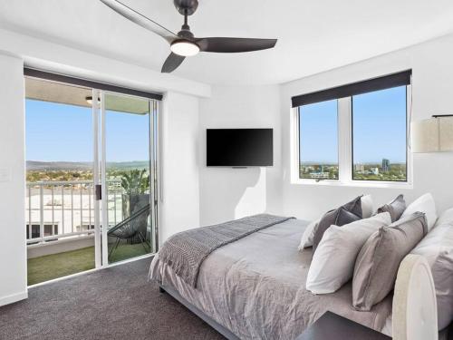 a bedroom with a bed and a flat screen tv at New 2 Bedroom 2 Bathroom Apartment in Gold Coast