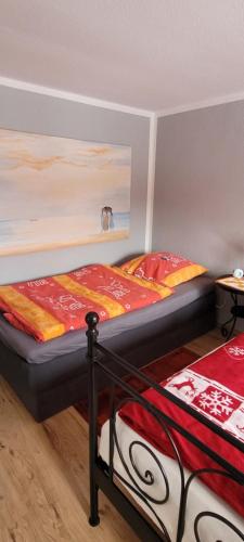ein Schlafzimmer mit 2 Betten und ein Hund auf einem Regal in der Unterkunft FeWo Harz Haennig 1 in Wieda