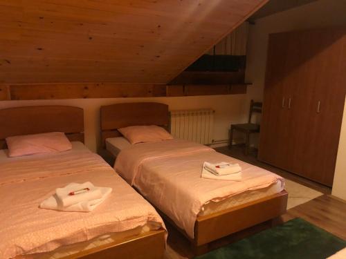 two beds sitting next to each other in a room at Vila Bojana in Gornji Milanovac