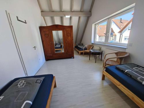 ヴァルトブロンにあるApartments Waldbronnのベッド2台と窓が備わる客室です。