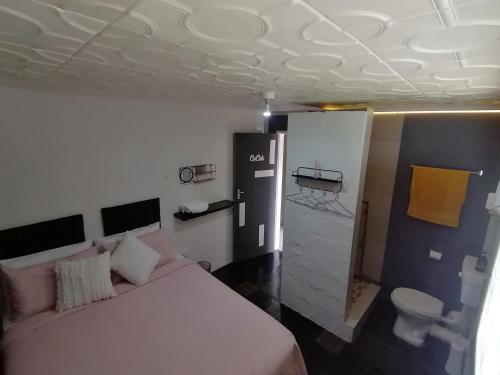 - une chambre avec un lit blanc et des toilettes dans l'établissement Exquisite Minimalistic Room, à Pietermaritzburg