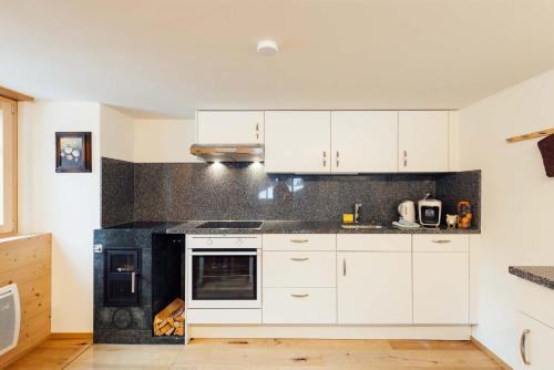 A kitchen or kitchenette at Casa Nacla Sedrun/Surrein