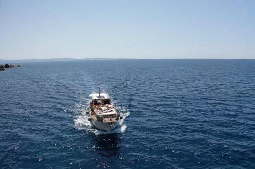a boat in the middle of a large body of water at Hotel Villa Del Parco in La Maddalena