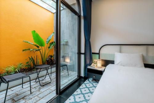 Postel nebo postele na pokoji v ubytování Hoi An Ivy Hotel