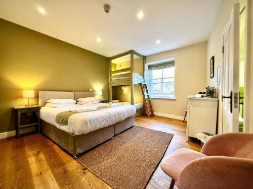 Un dormitorio con una cama grande y una pared verde en Riverbanc, en Llangollen