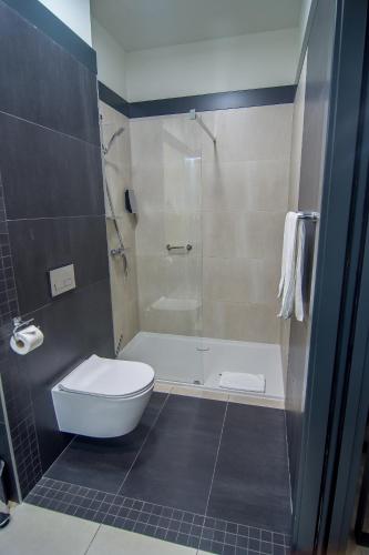 a bathroom with a toilet and a glass shower at Hotel Barczyzna Medical Spa in Nekla
