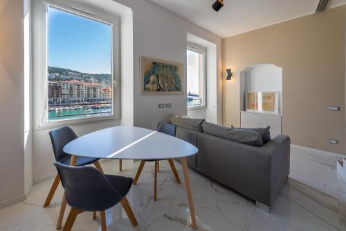 un salon avec une table et un canapé dans l'établissement Sea view, vue sur la mer Port De Nice - Appartement de charme 2 P, à Nice