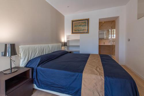 - une chambre avec un lit et une couverture bleue dans l'établissement Sea view, vue sur la mer Port De Nice - Appartement de charme 2 P, à Nice