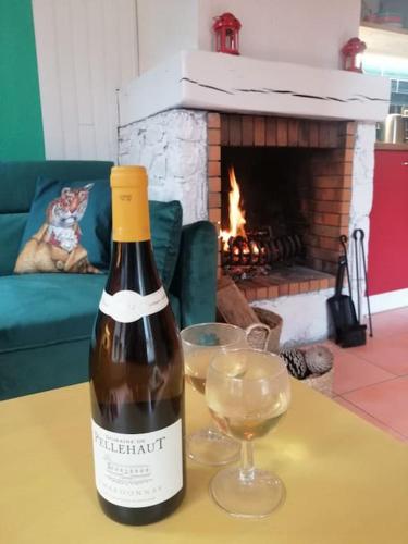 une bouteille de vin et un verre sur une table dans l'établissement Colorful Appartement near Luz-Saint-Sauveur, à Vizos