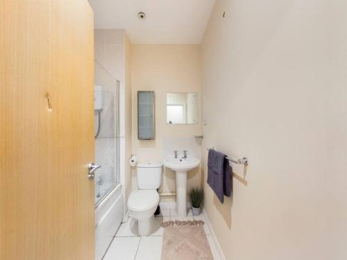 y baño con aseo y lavamanos. en Magnificent 1BDR Apartment in Mersyside, en Liverpool