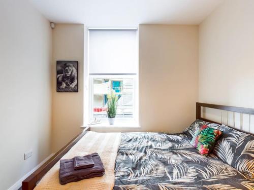 1 dormitorio con cama y ventana en Magnificent 1BDR Apartment in Mersyside, en Liverpool