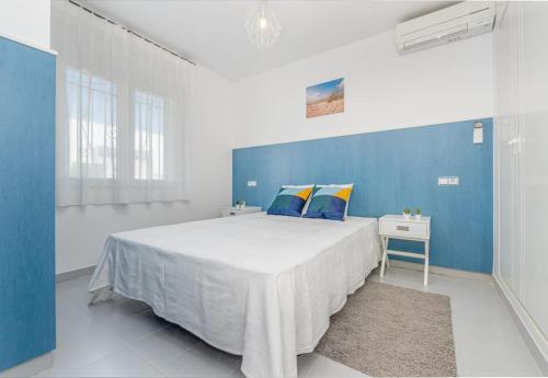 ein blau-weißes Schlafzimmer mit einem großen Bett in der Unterkunft 1014 Apartamento al lago San Maurici con 1 habitación y piscina in Empuriabrava