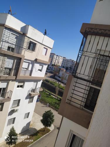 una vista aérea de dos edificios de una ciudad en طريق أشقار العرفان 3 en Tánger