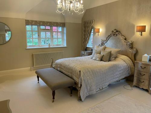 sypialnia z dużym łóżkiem i żyrandolem w obiekcie Appletree Cottage w mieście Heswall
