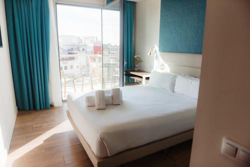 Un pat sau paturi într-o cameră la Arya Stadium Hotel
