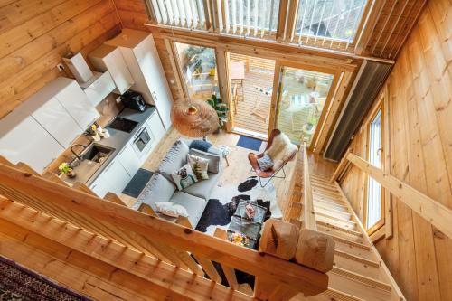 una cabaña de madera con vistas a una sala de estar y una cocina. en Le chalet des bois, en Lalaye