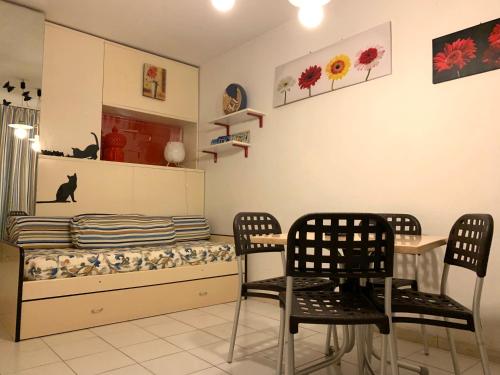 プリンチピナ・ア・マーレにあるRio Piccolo Apartmentの椅子、テーブル、ベッドが備わる客室です。