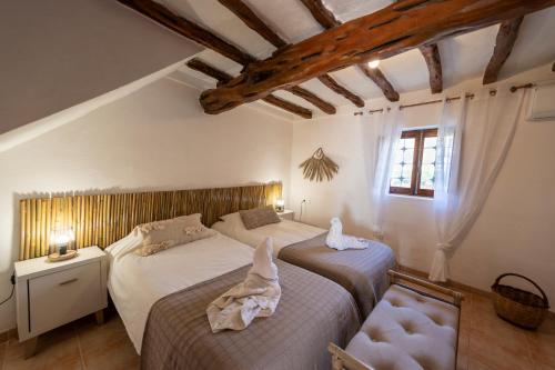 1 dormitorio con 2 camas y ventana en VILLA ES CUBELLS COUNTRY & SEA, en Es Cubells