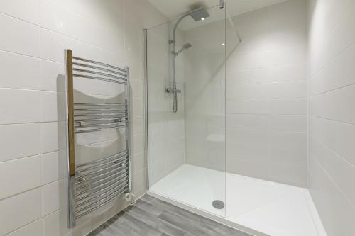 uma casa de banho com um chuveiro e uma porta de vidro em Woodlands Hall Hotel em Ederyn